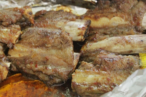 Cho sườn vào lò vi sóng nướng từ 40 - 60 phút mỗi mặt. Cho sườn vào lò vi sóng nướng từ 40 - 60 phút mỗi mặt.