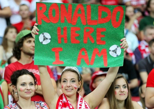 Một fan nữ với tẩm biển: Ronaldo, em ở đây, nhằm thu hút sự chú ý của chàng tiền vệ đẹp trai. Một fan nữ với tẩm biển: Ronaldo, em ở đây, nhằm thu hút sự chú ý của chàng tiền vệ đẹp trai.