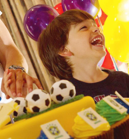 Con trai Kaka cười tít mắt khi nhìn thấy chú chuột Mickey. Con trai Kaka cười tít mắt khi nhìn thấy chú chuột Mickey.