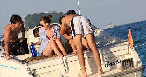 Đi nghỉ cùng Nadal và bạn gái còn có một cặp đôi khác là bạn bè của anh. Đi nghỉ cùng Nadal và bạn gái còn có một cặp đôi khác là bạn bè của anh.
