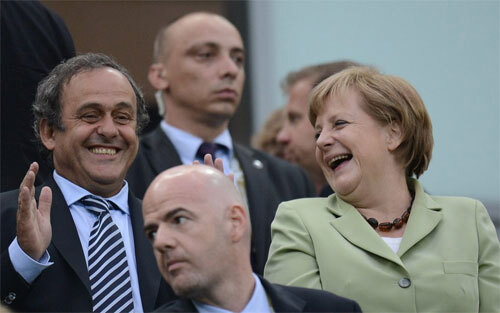Thủ tướng Đức cười nói cùng chủ tịch UEFA Platini. Thủ tướng Đức cười nói cùng chủ tịch UEFA Platini.