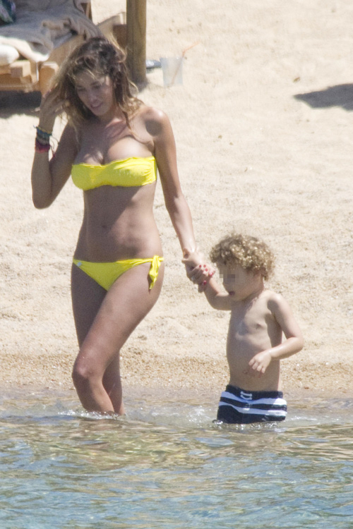 Đầu năm nay, bà mẹ một con nóng bỏng lại trở thành đề tài bàn tán khi tay trong tay tình tứ với 'Bò mộng' Vieri. Đầu năm nay, bà mẹ một con nóng bỏng lại trở thành đề tài bàn tán khi tay trong tay tình tứ với 'Bò mộng' Vieri.