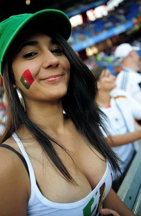 Một fan nữ của CH Ireland khoe vòng một khủng. Một fan nữ của CH Ireland khoe vòng một khủng.