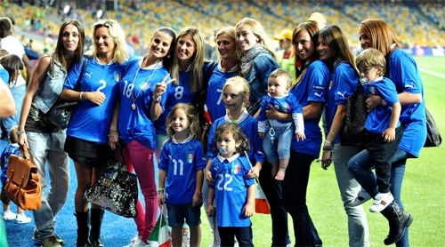 Vợ, bạn gái của các tuyển thủ Italy nán lại sân Olympic ở Kiev vui vẻ chụp ảnh kỷ niệm sau khi đội bóng của HLV Prandelli vượt qua tuyển Anh ở trận tứ kết tối qua. Vợ, bạn gái của các tuyển thủ Italy nán lại sân Olympic ở Kiev vui vẻ chụp ảnh kỷ niệm sau khi đội bóng của HLV Prandelli vượt qua tuyển Anh ở trận tứ kết tối qua.