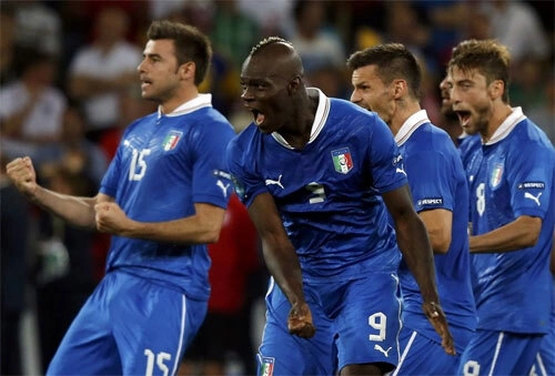 Niềm vui của Balotelli và các đồng đội. Niềm vui của Balotelli và các đồng đội.