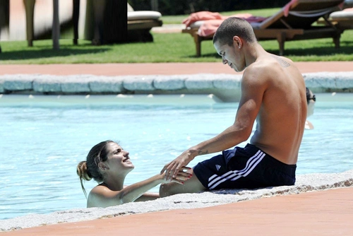 Tiền vệ Everton, Jack Rodwell thư giãn bên cô bạn gái xinh đẹp tại khu nghỉ dưỡng Porto Cervo, Italy. Tiền vệ Everton, Jack Rodwell thư giãn bên cô bạn gái xinh đẹp tại khu nghỉ dưỡng Porto Cervo, Italy.