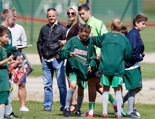 Trong một buổi phỏng vấn vài ngày trước, Izabella khen C. Ronaldo đẹp trai nhưng cô thích đàn ông Slavơ hơn.