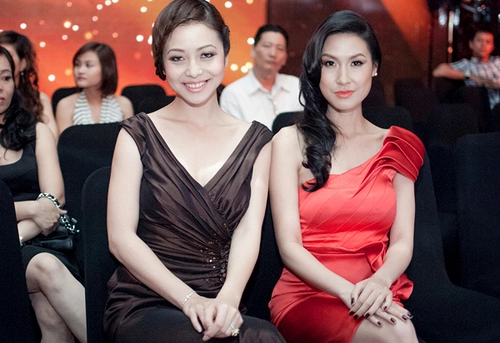 Sau hơn một tuần về Mỹ thăm con trai Bảo Nam và dự lễ tốt nghiệp của em gái, Jennifer Phạm đã bay về Việt Nam và tiếp tục với công việc. Tối qua Sau hơn một tuần về Mỹ thăm con trai Bảo Nam và dự lễ tốt nghiệp của em gái, Jennifer Phạm đã bay về Việt Nam và tiếp tục với công việc. Tối qua