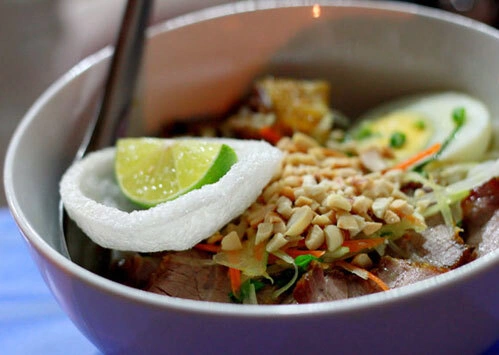 Bánh phồng tôm và lạc rang giúp tăng thêm hương vị cho món ăn.