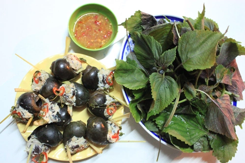 Món ốc bươu nhồi thịt sẽ tăng thêm hương vị khi được ăn kèm với lá tía tô cùng chén nước mắm gừng. Món ốc bươu nhồi thịt sẽ tăng thêm hương vị khi được ăn kèm với lá tía tô cùng chén nước mắm gừng.