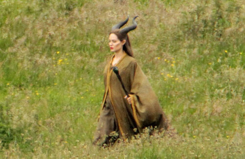 Angelina trong tạo hình mù phù thủy Maleficent với cặp sừng dài và áo choàng lwotj thượt. Angelina trong tạo hình mù phù thủy Maleficent với cặp sừng dài và áo choàng lwotj thượt.