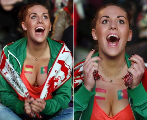 Trong khi đó, tại fanzone ở Ba Lan, một cô gái nước đồng chủ nhà mặc áo trễ cổ hò hét hết mình cho Tây Ban Nha và Bồ Đào Nha. Trong khi đó, tại fanzone ở Ba Lan, một cô gái nước đồng chủ nhà mặc áo trễ cổ hò hét hết mình cho Tây Ban Nha và Bồ Đào Nha.