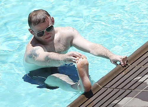 Rooney trầm ngâm trong bể bơi. Rooney trầm ngâm trong bể bơi.
