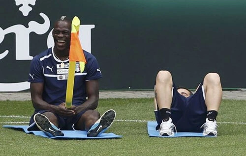Balotelli diễn trò 'khó đỡ' với chiếc cột cờ trên sân tập. Ảnh: Balotelli diễn trò 'khó đỡ' với chiếc cột cờ trên sân tập. Ảnh: