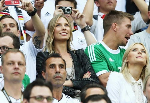 Một người đẹp tóc vàng khác gây chú ý không kém là Sarah Brandner, bồ tiền vệ Bastian Schweinsteiger. Một người đẹp tóc vàng khác gây chú ý không kém là Sarah Brandner, bồ tiền vệ Bastian Schweinsteiger.