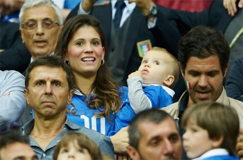 Tuyển thủ bóng nước Carolina Marcialis, vợ Cassano, và bé Christopher, con của hai người. Tuyển thủ bóng nước Carolina Marcialis, vợ Cassano, và bé Christopher, con của hai người.