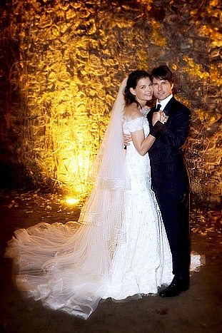 7 tháng sau khi sinh con, Katie và Tom tổ chức một đám cưới lãng mạn và hoàng tráng tại lâu đài băng ở Italy. 7 tháng sau khi sinh con, Katie và Tom tổ chức một đám cưới lãng mạn và hoàng tráng tại lâu đài băng ở Italy.