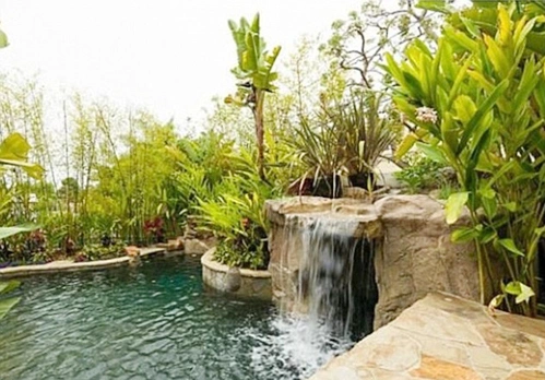 Một góc bể bơi vào ban ngày. Một góc bể bơi vào ban ngày.
