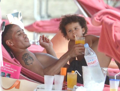Tiền vệ Everton Steven Pienaar thư thái tận hưởng ngày hè cùng vợ con tại Barbados. Tiền vệ Everton Steven Pienaar thư thái tận hưởng ngày hè cùng vợ con tại Barbados.