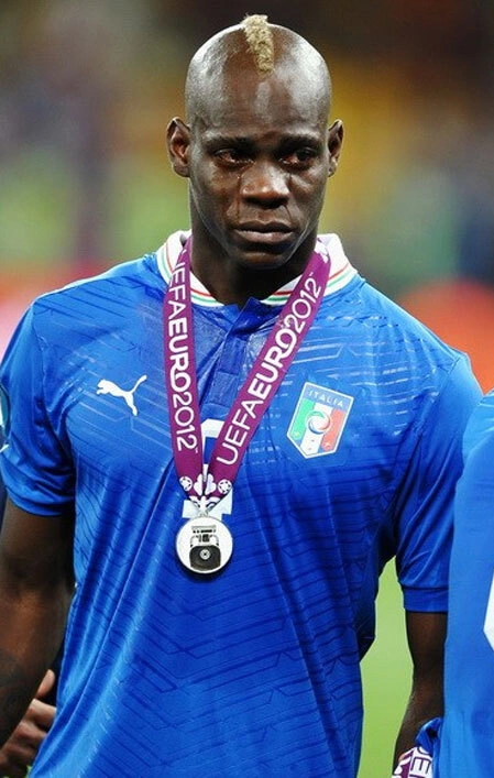 Đôi mắt đỏ hoe của Balotelli. Đôi mắt đỏ hoe của Balotelli.