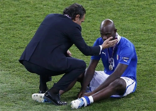 HLV Prandelli an ủi học trò. HLV Prandelli an ủi học trò.
