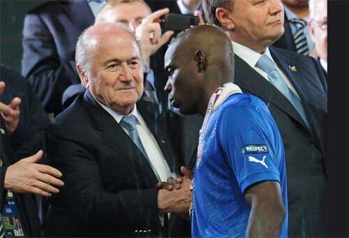 Chân sút trẻ của đội tuyển Italy bắt tay chủ tịch FIFA Chân sút trẻ của đội tuyển Italy bắt tay chủ tịch FIFA