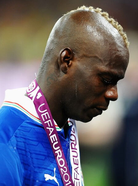 Balotelli lập cú đúp giúp Balotelli lập cú đúp giúp