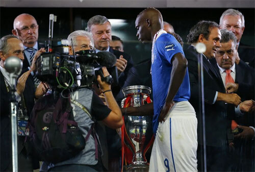 Balotelli tiến tới nhận HC bạc sau trận đấu. Balotelli tiến tới nhận HC bạc sau trận đấu.