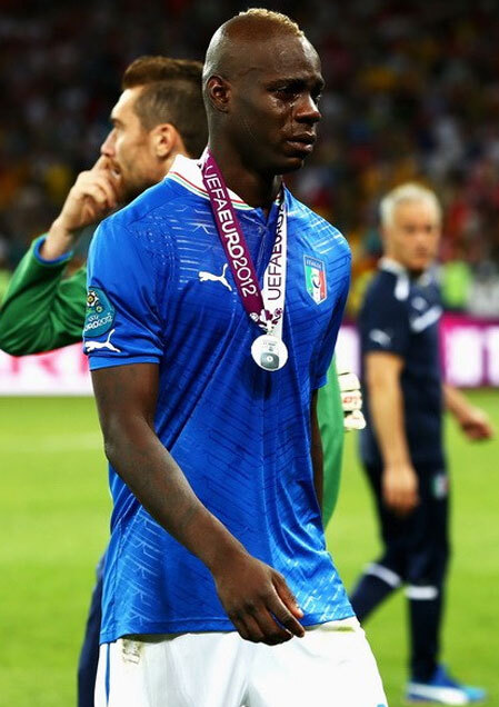 Nước mắt vẫn tuôn rơi trên gương mặt của Balotelli. Nước mắt vẫn tuôn rơi trên gương mặt của Balotelli.