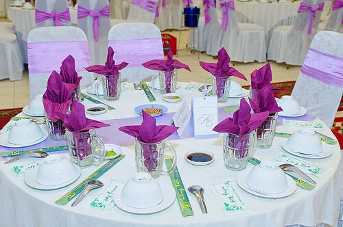 Nếu không tìm được khăn giấy tím, bạn có thể mua ruy băng cột lên khăn ăn trắng của nhà hàng. Nếu không tìm được khăn giấy tím, bạn có thể mua ruy băng cột lên khăn ăn trắng của nhà hàng.