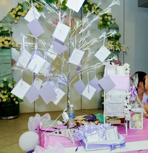 Cây đèn này mình mua ở Phố Xinh dịp Noel, giá khoảng 550.000 đồng. Thùng tiền mua ở cửa hàng mây tre lá khoảng 200.000 đồng (mua về rồi trang trí, thắt nơ lên). Cây đèn này mình mua ở Phố Xinh dịp Noel, giá khoảng 550.000 đồng. Thùng tiền mua ở cửa hàng mây tre lá khoảng 200.000 đồng (mua về rồi trang trí, thắt nơ lên).