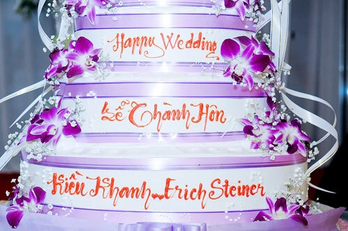 Bánh kem (mình thích lan trắng hơn). Nếu các bạn thích kiểu bánh tầng thế này thì nên đặt một cái bánh thật trên cùng thôi, nếu không bánh sẽ bị nghiêng. Mình thấy bánh nghiêng rồi, khó đỡ lắm... Bánh kem (mình thích lan trắng hơn). Nếu các bạn thích kiểu bánh tầng thế này thì nên đặt một cái bánh thật trên cùng thôi, nếu không bánh sẽ bị nghiêng. Mình thấy bánh nghiêng rồi, khó đỡ lắm...