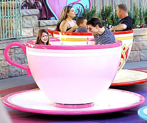 Suri và bố Tom vui chơi ở công viên Disneyland. Suri và bố Tom vui chơi ở công viên Disneyland.