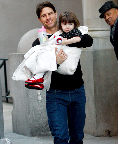 Suri theo bố mẹ tới New York trong năm 2008. Một người bạn thân của gia đình Tom-Katie cho biết: 'Suri tạo ra các luật lệ trong nhà và Tom-Katie phải làm theo chúng'. Suri theo bố mẹ tới New York trong năm 2008. Một người bạn thân của gia đình Tom-Katie cho biết: 'Suri tạo ra các luật lệ trong nhà và Tom-Katie phải làm theo chúng'.