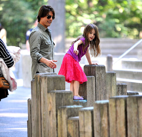 Suri (lúc 4 tuổi) được Tom và Katie đưa đến khám phá thế giới ở công viên trung tâm TP New York. Suri (lúc 4 tuổi) được Tom và Katie đưa đến khám phá thế giới ở công viên trung tâm TP New York.