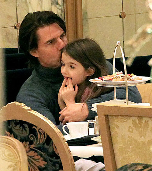 Cử chỉ ấm áp Tom Cruise dành cho con trong một bữa tiệc trà tại khách sạn Plaza, New York. Cử chỉ ấm áp Tom Cruise dành cho con trong một bữa tiệc trà tại khách sạn Plaza, New York.