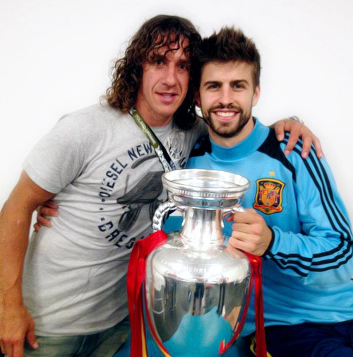Puyol chụp ảnh với Pique sau khi Tây Ban Nha đăng quang. Puyol chụp ảnh với Pique sau khi Tây Ban Nha đăng quang.