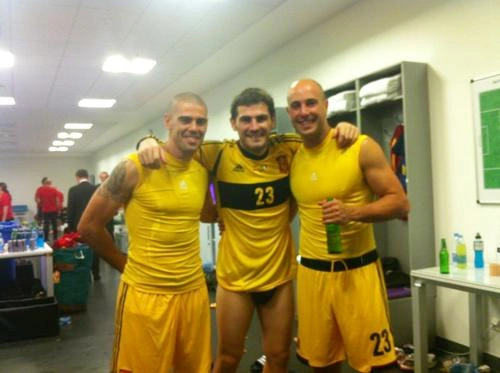 Thủ quân tuyển Tây Ban Nha còn chụp ảnh với hai thủ môn dự bị là Victor Valdes và Pepe Reina. Thủ quân tuyển Tây Ban Nha còn chụp ảnh với hai thủ môn dự bị là Victor Valdes và Pepe Reina.