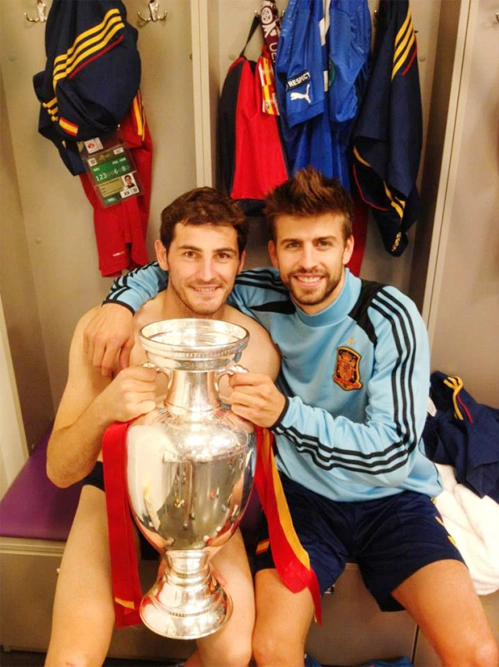 Casillas gần như khỏa thân khi chụp ảnh cùng đội đội Sergio Ramos và Cup Euro. Casillas gần như khỏa thân khi chụp ảnh cùng đội đội Sergio Ramos và Cup Euro.