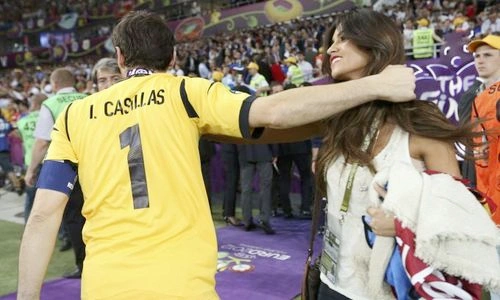 Sau đó, Casillas tạm biệt cô người yêu xinh đẹp để tiếp tục ăn mừng cùng đồng đội. Sau đó, Casillas tạm biệt cô người yêu xinh đẹp để tiếp tục ăn mừng cùng đồng đội.