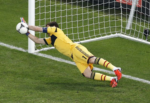 Casillas nhiều lần cứu những bàn thua trông thấy cho tuyển Tây Ban Nha. Ảnh: PA. Casillas nhiều lần cứu những bàn thua trông thấy cho tuyển Tây Ban Nha. Ảnh: PA.