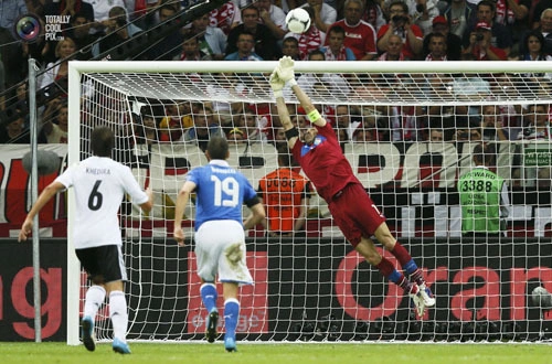 Thành tích lọt vào tới trận chung kết Euro của Italy có công không nhỏ của Buffon. Thành tích lọt vào tới trận chung kết Euro của Italy có công không nhỏ của Buffon.