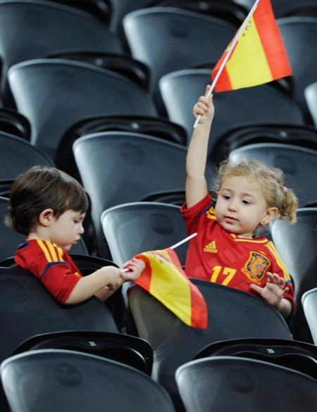 Bé Alba Arbeloa và cậu nhóc Jonxtu của Xabi Alonso đùa nghịch trên khán đài trong trận chung kết Euro giữa Tây Ban Nha và Italy hôm 1/7. Bé Alba Arbeloa và cậu nhóc Jonxtu của Xabi Alonso đùa nghịch trên khán đài trong trận chung kết Euro giữa Tây Ban Nha và Italy hôm 1/7.