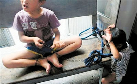 Bức ảnh chụp hai bé Guo
