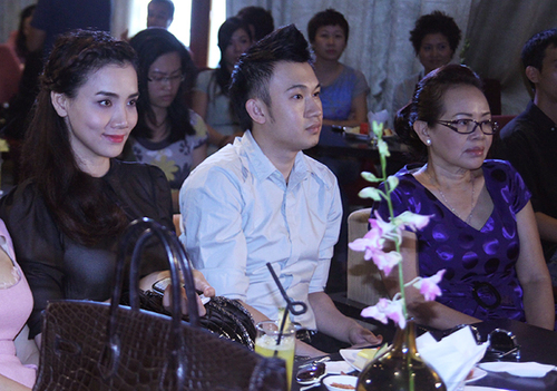 Vì đêm qua mất ngủ nên Trang Nhung luôn đeo kính đen khi phóng viên chụp hình. Chỉ khi đến giờ bước vào buổi họp báo liveshow của Mr Đàm, người đẹp mới tháo kính và ngồi lặng lẽ bên ca sĩ Dương Triệu Vũ theo dõi chương trình. Vì đêm qua mất ngủ nên Trang Nhung luôn đeo kính đen khi phóng viên chụp hình. Chỉ khi đến giờ bước vào buổi họp báo liveshow của Mr Đàm, người đẹp mới tháo kính và ngồi lặng lẽ bên ca sĩ Dương Triệu Vũ theo dõi chương trình.