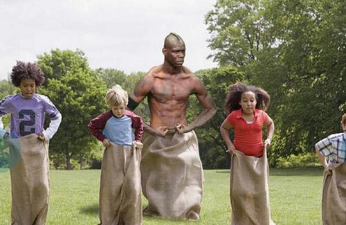 Balotelli thi nhảy bao bố với trẻ con. Balotelli thi nhảy bao bố với trẻ con.