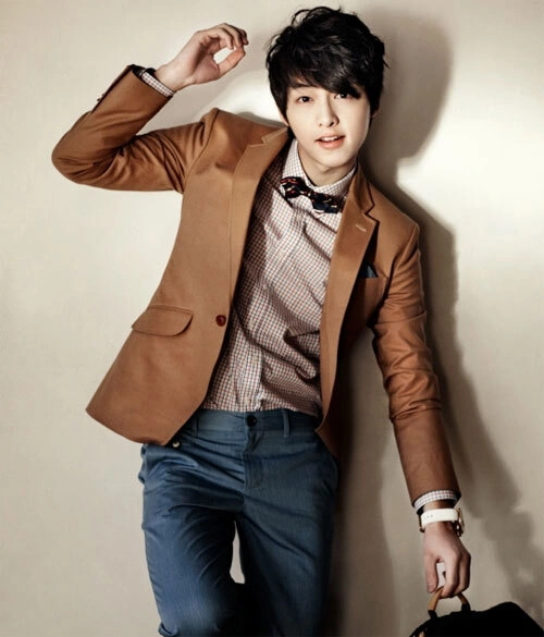 Gương mặt trẻ Sung Joong Ki cũng kịp có một năm bội thu, con số anh đạt đến là 2,2 triệu USD. Gương mặt trẻ Sung Joong Ki cũng kịp có một năm bội thu, con số anh đạt đến là 2,2 triệu USD.