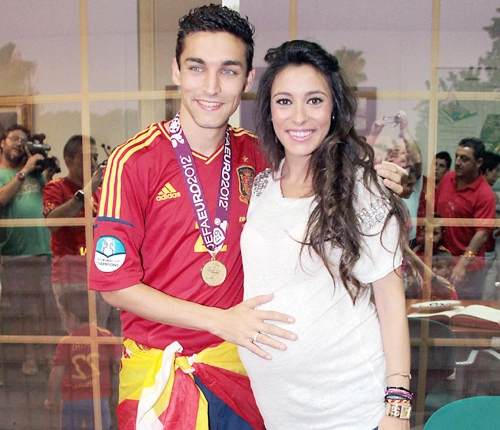 Trở về quê nhà Sevilla từ thủ đô Madrid, Jesus Navas còn đeo tấm HC vàng Euro. Trở về quê nhà Sevilla từ thủ đô Madrid, Jesus Navas còn đeo tấm HC vàng Euro.