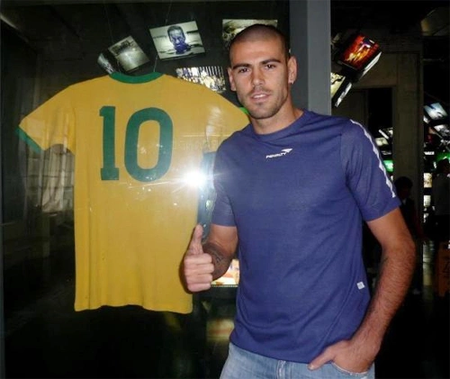 Hôm 4/7, thủ thành Victor Valdes có mặt tại bảo tàng bóng đá ở Sao Paulo, Brazil. Hôm 4/7, thủ thành Victor Valdes có mặt tại bảo tàng bóng đá ở Sao Paulo, Brazil.