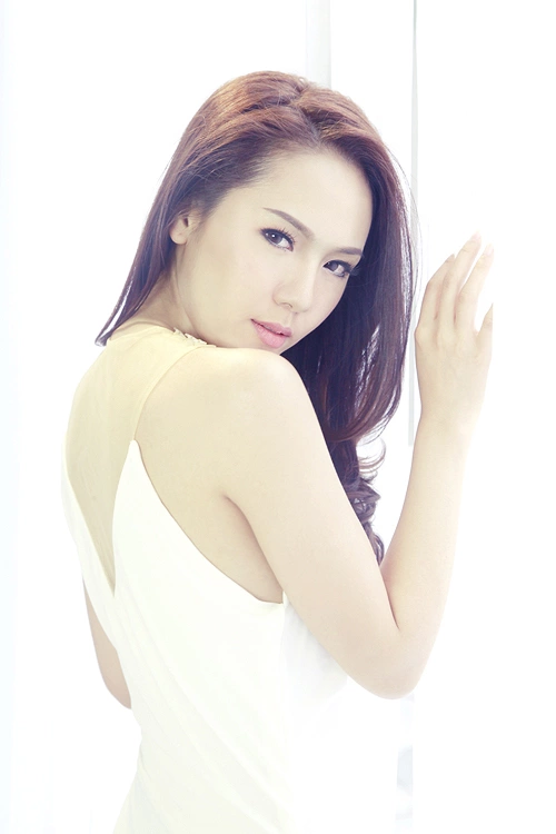 Từ đầu năm, Phương Linh ít đi biểu diễn mà tập trung toàn bộ thời gian để thực hiện sản phẩm âm nhạc mới. Cô Từ đầu năm, Phương Linh ít đi biểu diễn mà tập trung toàn bộ thời gian để thực hiện sản phẩm âm nhạc mới. Cô